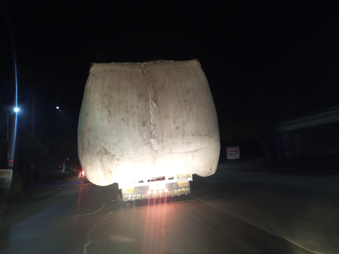 28jjrp17- साल्हावास। रात के अंधेरे में मुख्य मार्ग से गुजरते ओवरलोड वाहन। संवाद