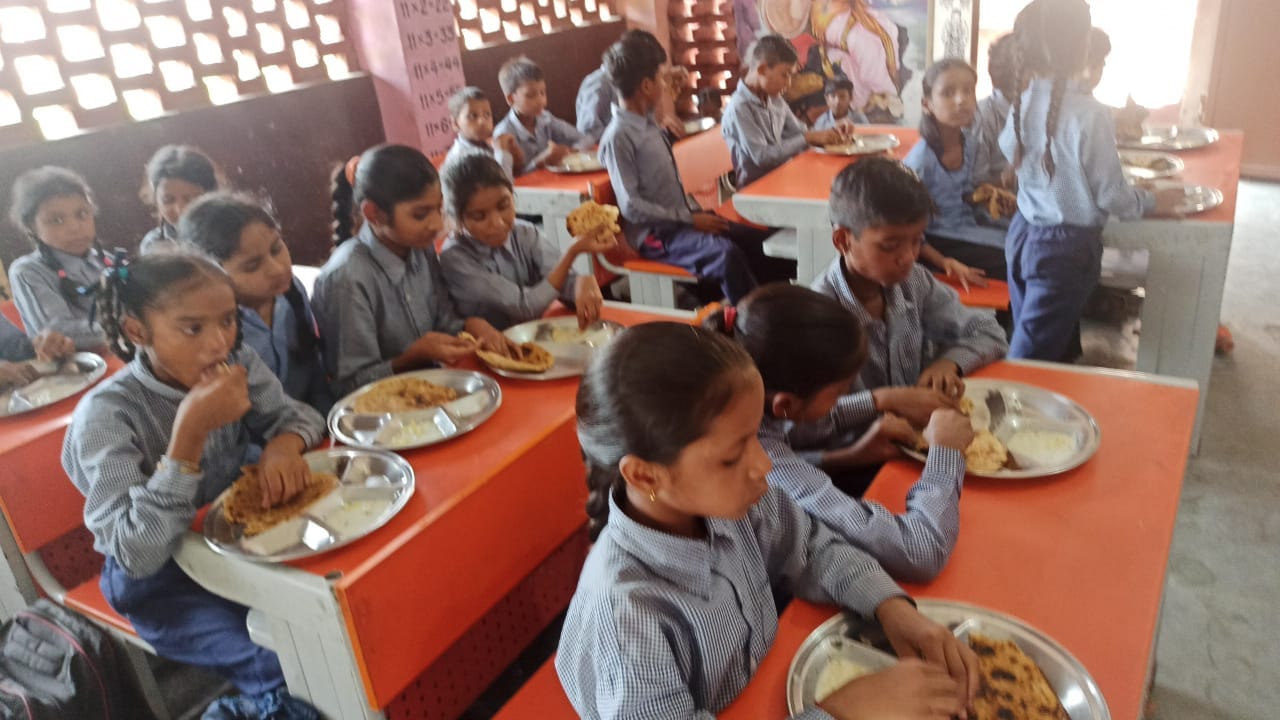 29 अक्तूबर को अमर उजाला में प्रकाशित मिड डे मील की खबर। संवाद