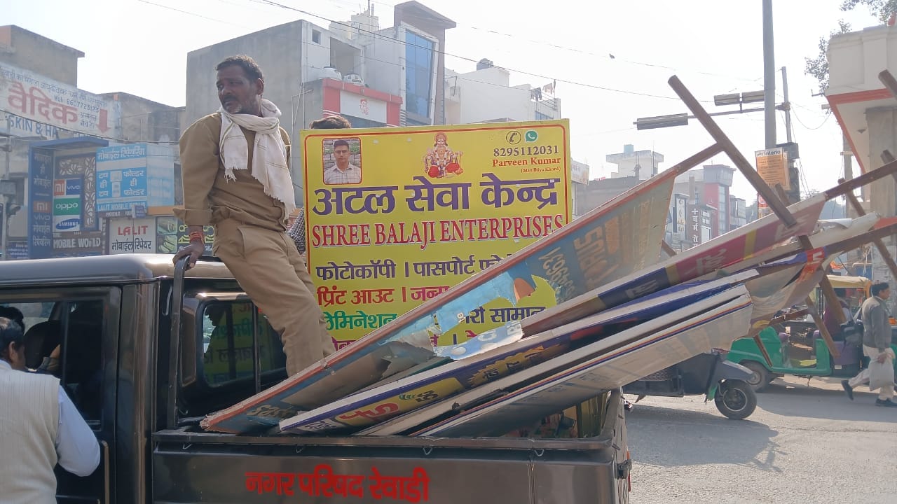 बस स्टैंड के पास अतिक्रमण कर रहे दुकानदारों को समझाते नगर परिषद की टीम। संवाद बस स्टैंड के पास अतिक्रमण कर रहे दुकानदारों को समझाते नगर परिषद की टीम। संवाद