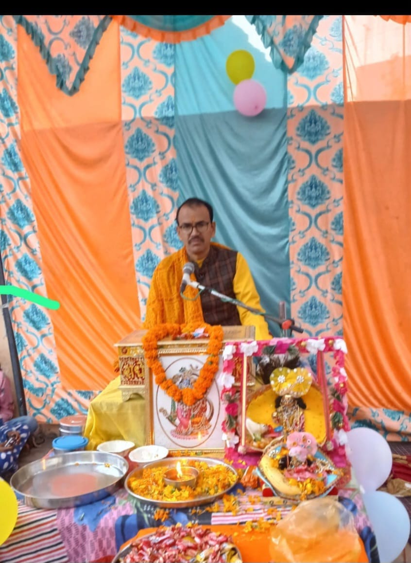गांव सीवन माजरा स्थित शिवमंदिर में श्रीमद्भागवत कथा के दौरान श्रीकृष्ण की आरती करते श्रद्धालु। 