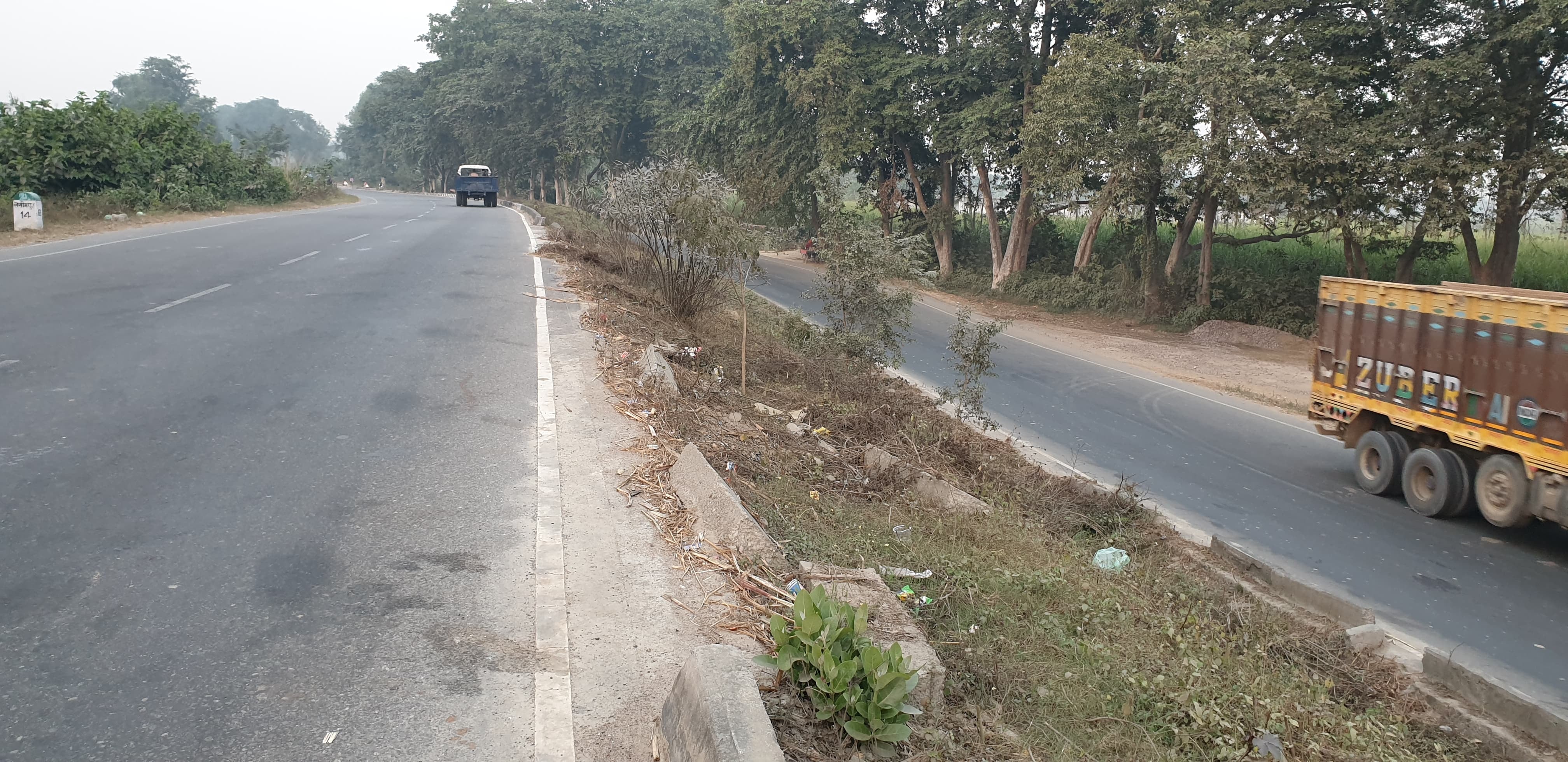 जर्जर मौठीखेड़ा संपर्क मार्ग। संवाद जर्जर मौठीखेड़ा संपर्क मार्ग। संवाद