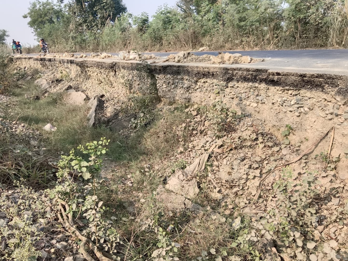 नबाबगंज बरखेड़ा राजमार्ग पर क्षतिग्रस्त सड़क पर नही लगा संकेतक।संवाद नबाबगंज बरखेड़ा राजमार्ग पर क्षतिग्रस्त सड़क पर नही लगा संकेतक।संवाद