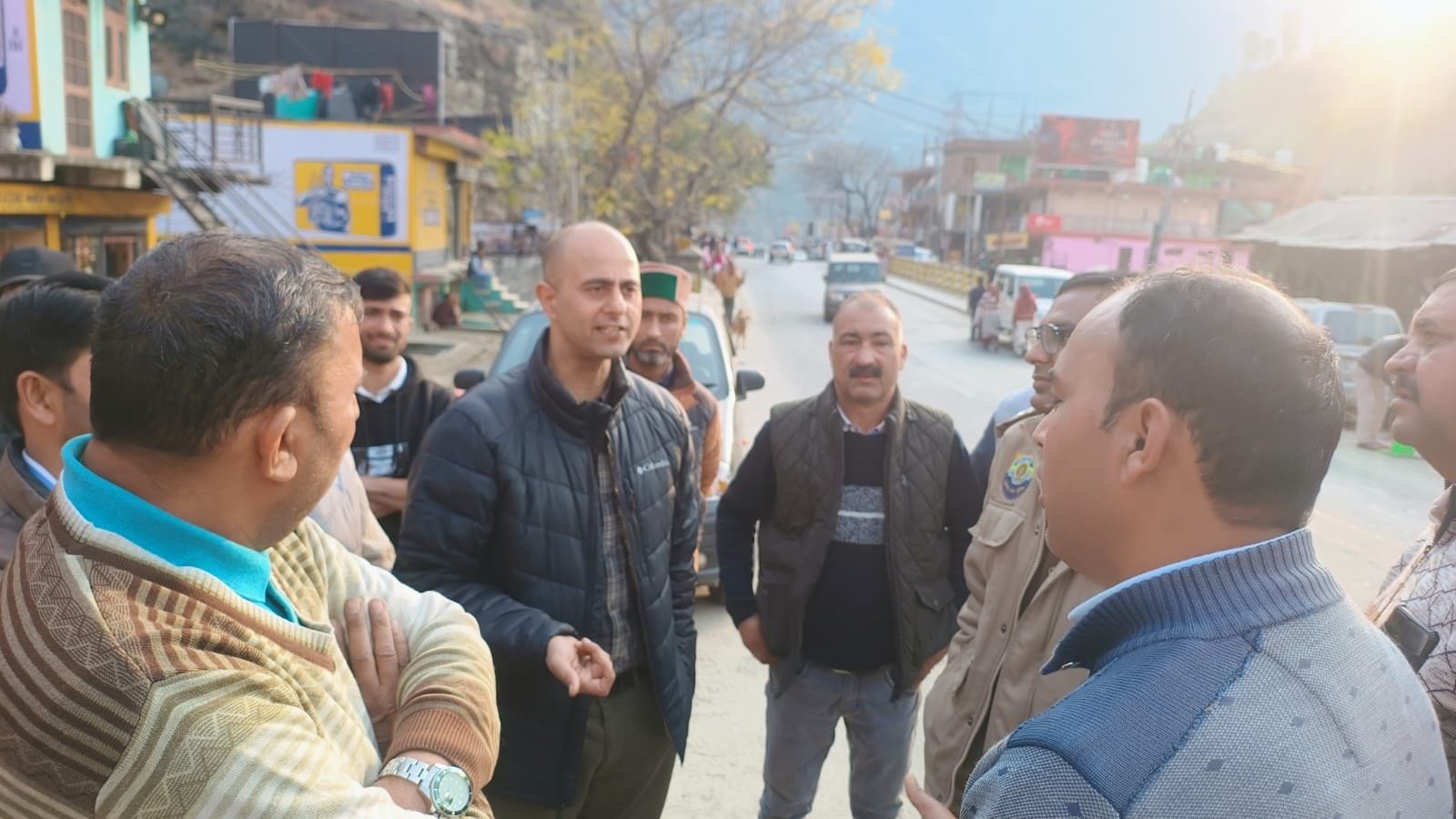 नोगली में यातायात व्यवस्था को लेकर व्यापारियों को दिशा निर्देश देते डीएसपी नरेश शर्मा। नोगली में यातायात व्यवस्था को लेकर व्यापारियों को दिशा निर्देश देते डीएसपी नरेश शर्मा।