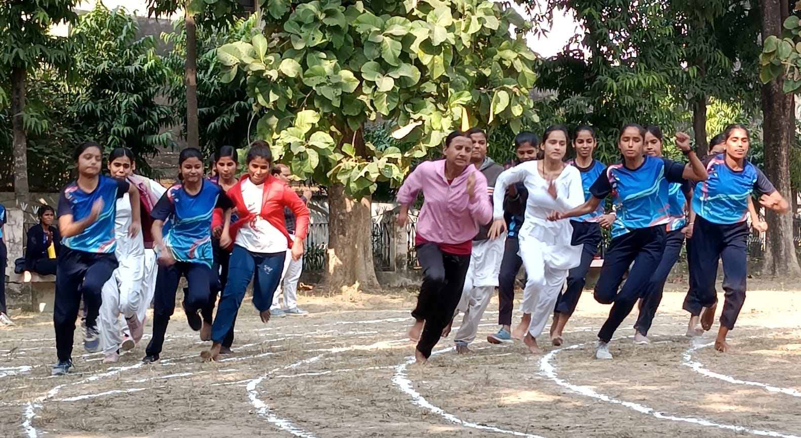 पीलीभीत के राम लुभाई साहनी राजकीय महिला महाविद्यालय में खेल प्रतियोगिता में लंबी कूद में प्रतिभ पीलीभीत के राम लुभाई साहनी राजकीय महिला महाविद्यालय में खेल प्रतियोगिता में लंबी कूद में प्रतिभ