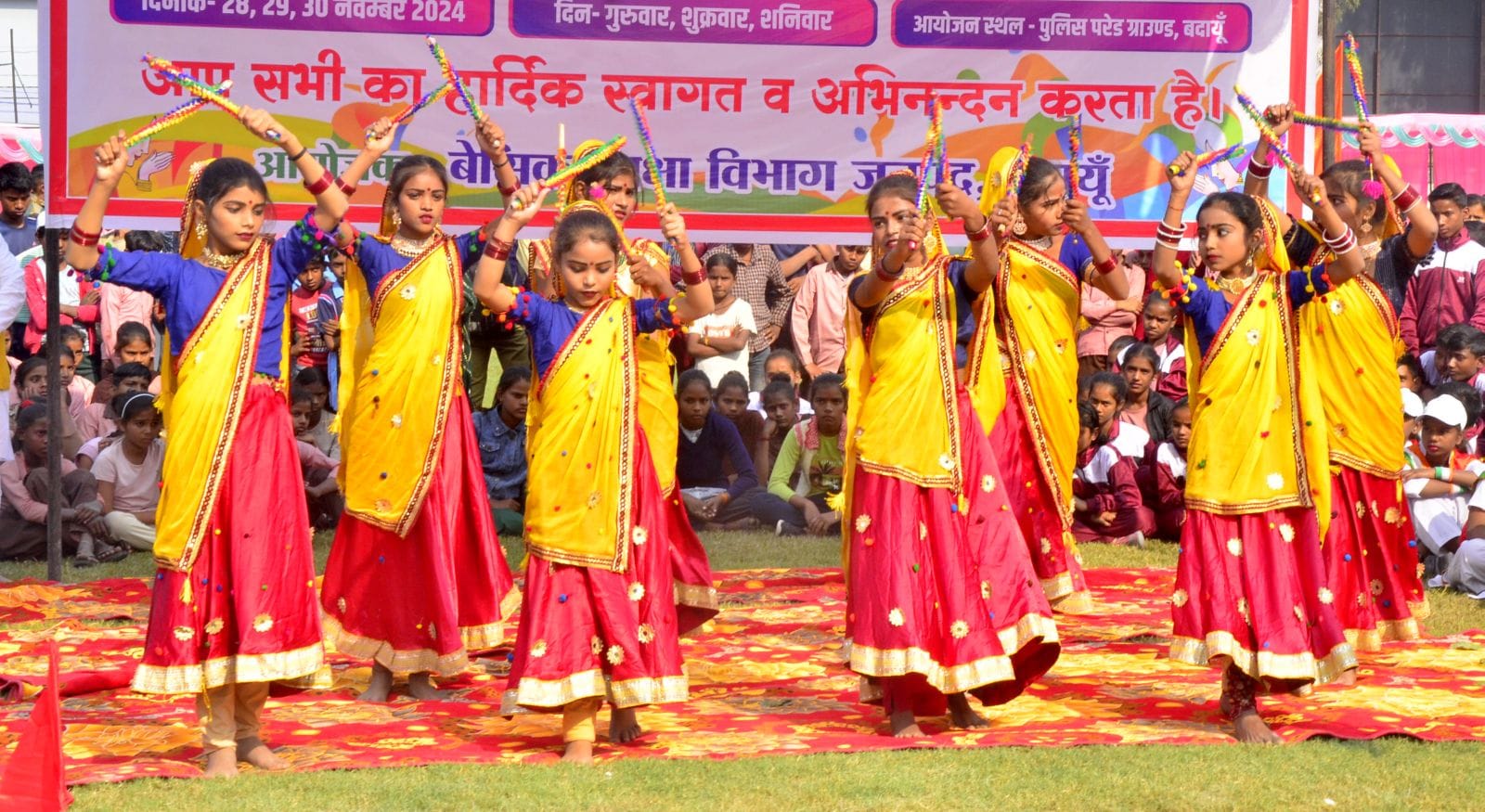 पुलिस लाइन मैदान पर सांस्कृतिक कार्यक्रम प्रस्तुत करतीं छात्राएं। संवाद