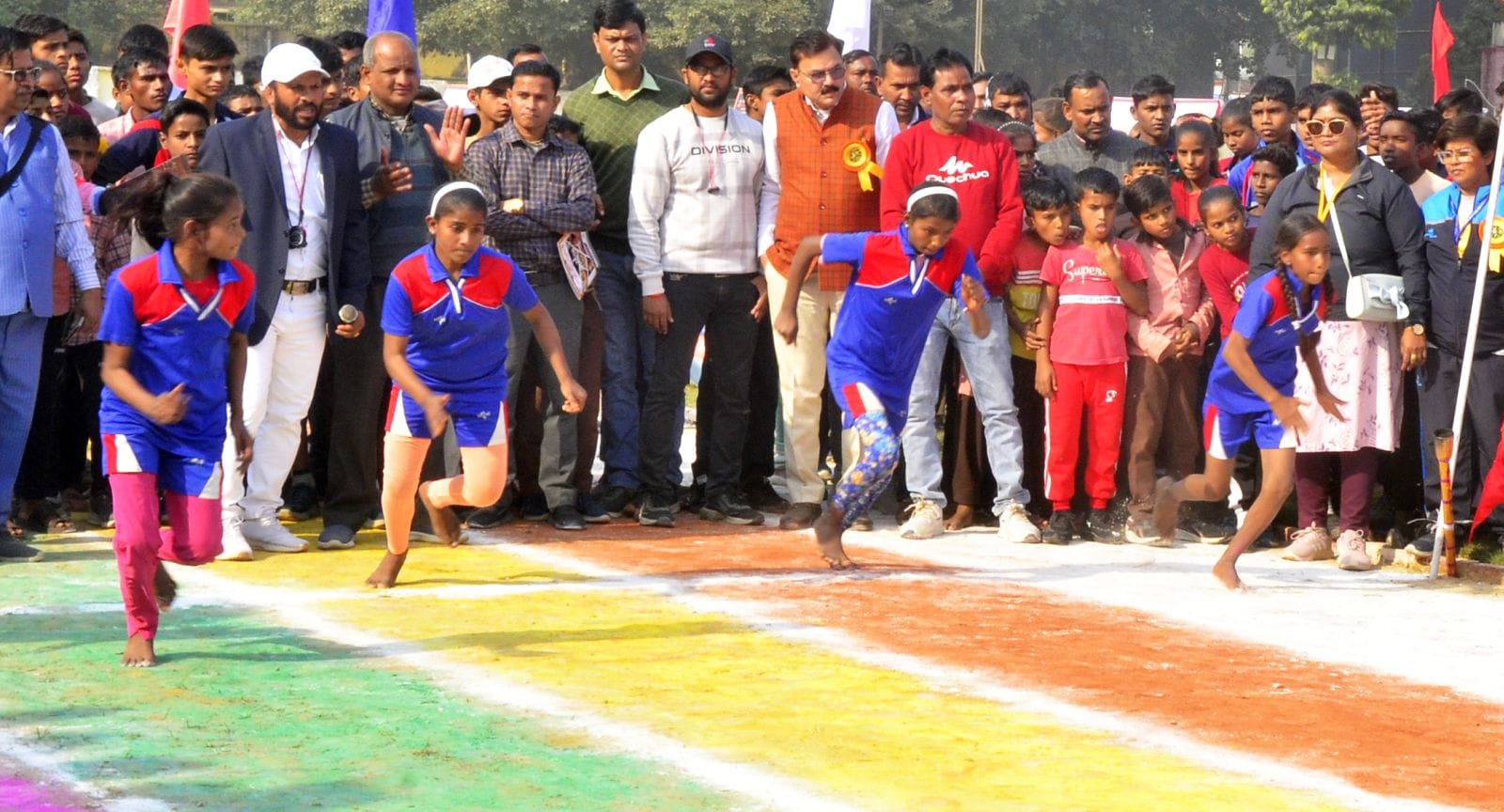पुलिस लाइन मैदान पर सांस्कृतिक कार्यक्रम प्रस्तुत करतीं छात्राएं। संवाद