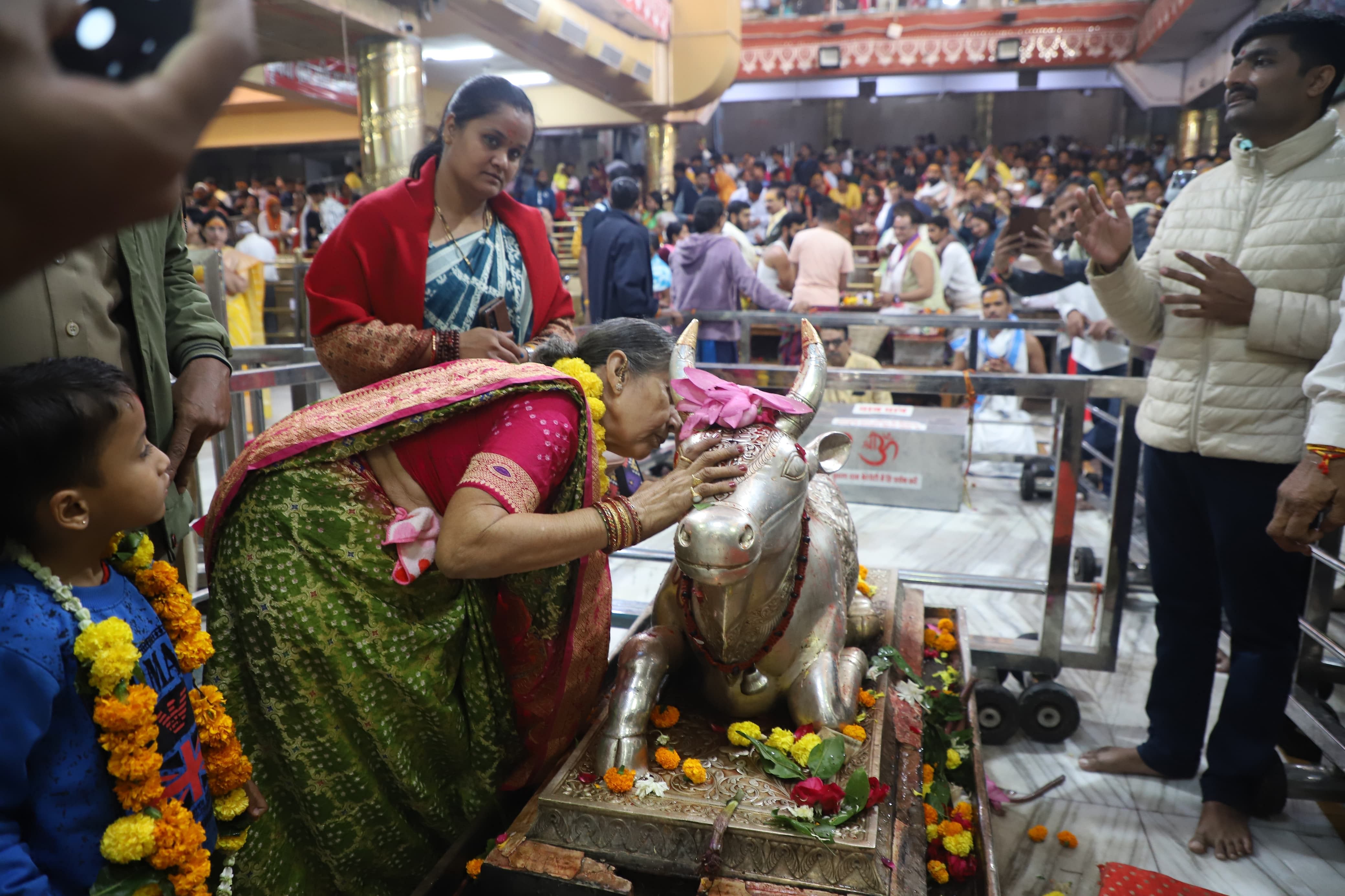 Pm Modi Wife Ujjain Visit Prime Minister Narendra Modi Wife Jashodaben Offers Prayers At