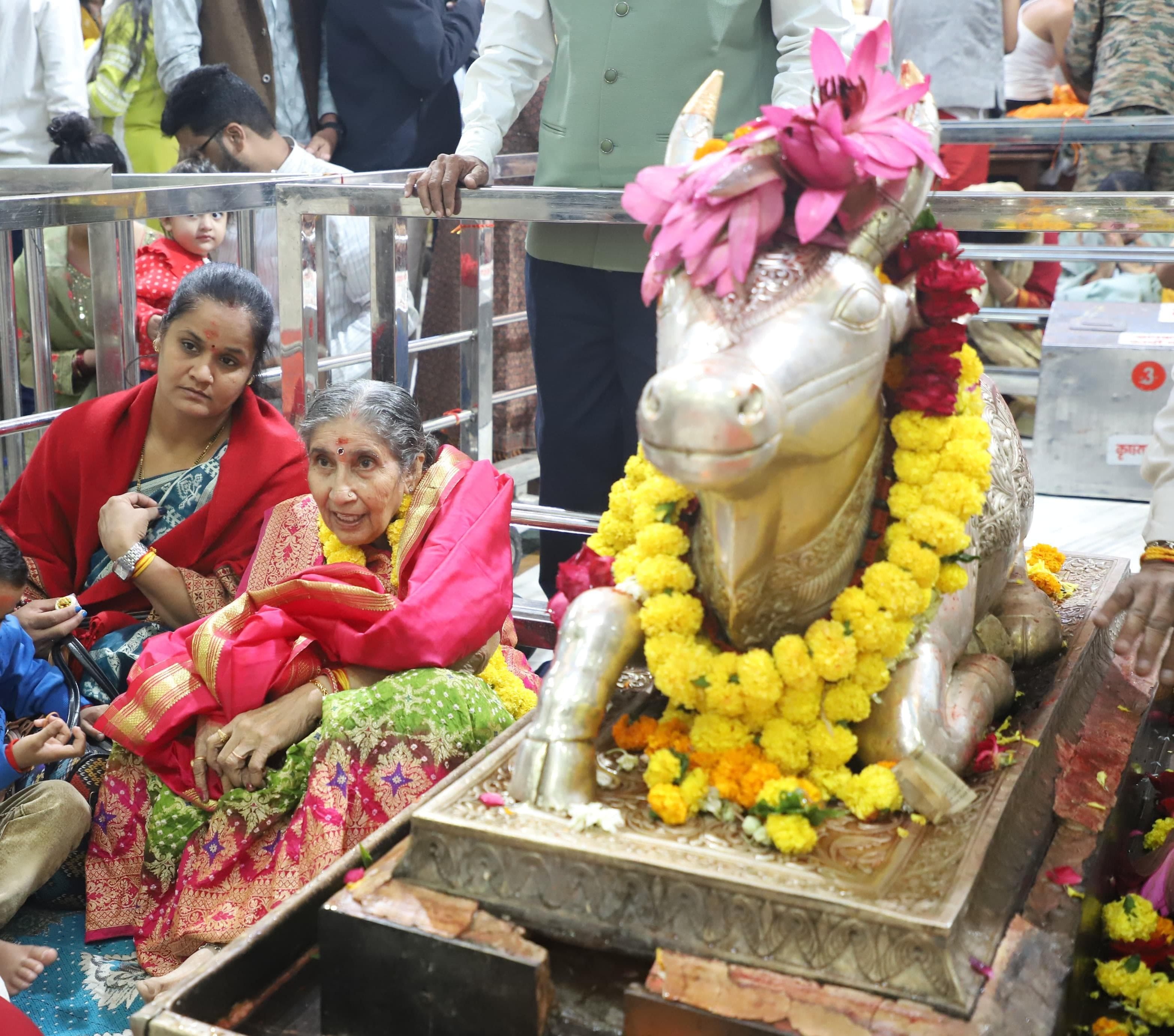 प्रधानमंत्री नरेंद्र मोदी की पत्नी जशोदाबेन पहुंची बाबा महाकाल के दरबार, चांदी द्वार से किया पू प्रधानमंत्री नरेंद्र मोदी की पत्नी जशोदाबेन पहुंची बाबा महाकाल के दरबार, चांदी द्वार से किया पू