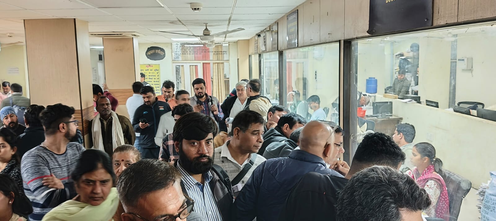 29 सीटीके 06 : तहसील में शुक्रवार शाम पांच बजे रजिस्ट्री करवाने के लिए लगी काउंटर के आगे लोगों 29 सीटीके 06 : तहसील में शुक्रवार शाम पांच बजे रजिस्ट्री करवाने के लिए लगी काउंटर के आगे लोगों