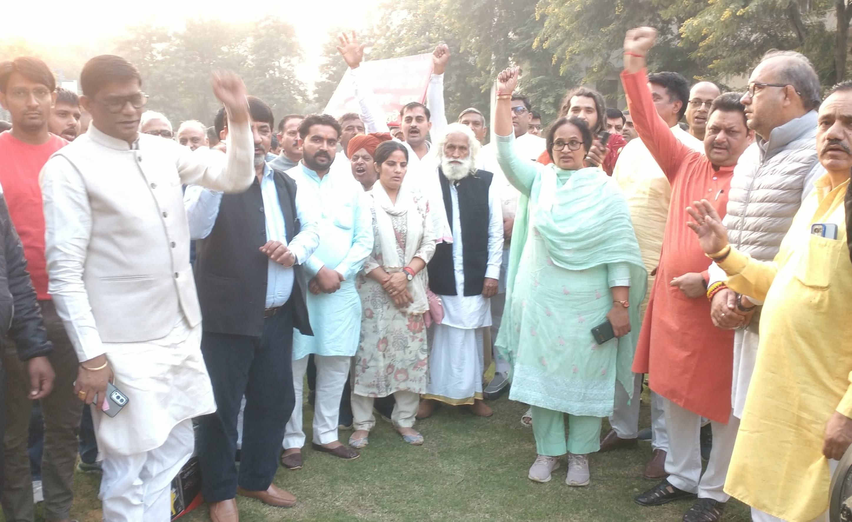 29jjrp11- झज्जर। एसडीएम को ज्ञापन सौंपते विभिन्न संगठनों के प्रतिनिधि। संवाद 29jjrp11- झज्जर। एसडीएम को ज्ञापन सौंपते विभिन्न संगठनों के प्रतिनिधि। संवाद