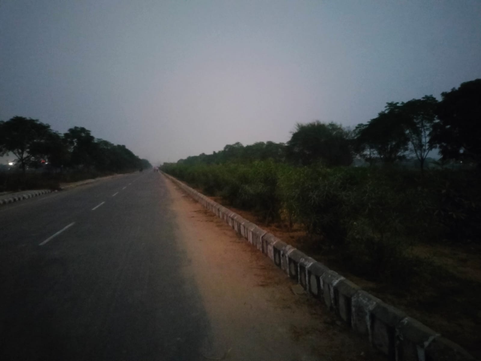 29jjrp18- झज्जर। रेलवे स्टेशन पर क्वार्टरों की तरफ जाने वाले मुख्य मार्ग पर शाम होते ही छाया अं 29jjrp18- झज्जर। रेलवे स्टेशन पर क्वार्टरों की तरफ जाने वाले मुख्य मार्ग पर शाम होते ही छाया अं