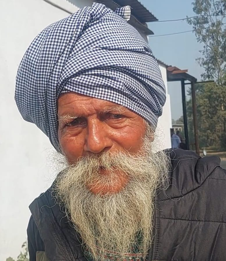 नोवल चीनी मिल के बाहर गन्ना भुगतान लेने को खड़े किसान।संवाद नोवल चीनी मिल के बाहर गन्ना भुगतान लेने को खड़े किसान।संवाद
