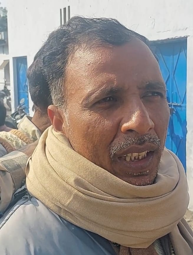 नोवल चीनी मिल के बाहर गन्ना भुगतान लेने को खड़े किसान।संवाद नोवल चीनी मिल के बाहर गन्ना भुगतान लेने को खड़े किसान।संवाद