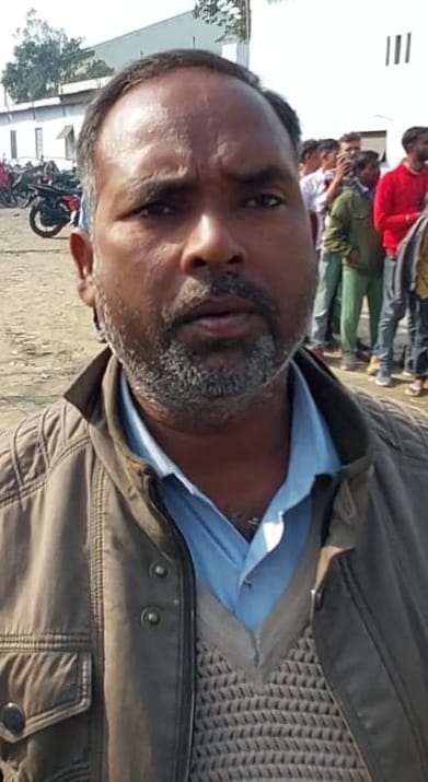 नोवल चीनी मिल के बाहर गन्ना भुगतान लेने को खड़े किसान।संवाद नोवल चीनी मिल के बाहर गन्ना भुगतान लेने को खड़े किसान।संवाद