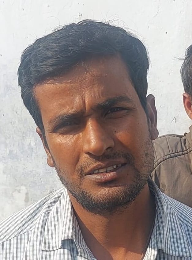 नोवल चीनी मिल के बाहर गन्ना भुगतान लेने को खड़े किसान।संवाद नोवल चीनी मिल के बाहर गन्ना भुगतान लेने को खड़े किसान।संवाद