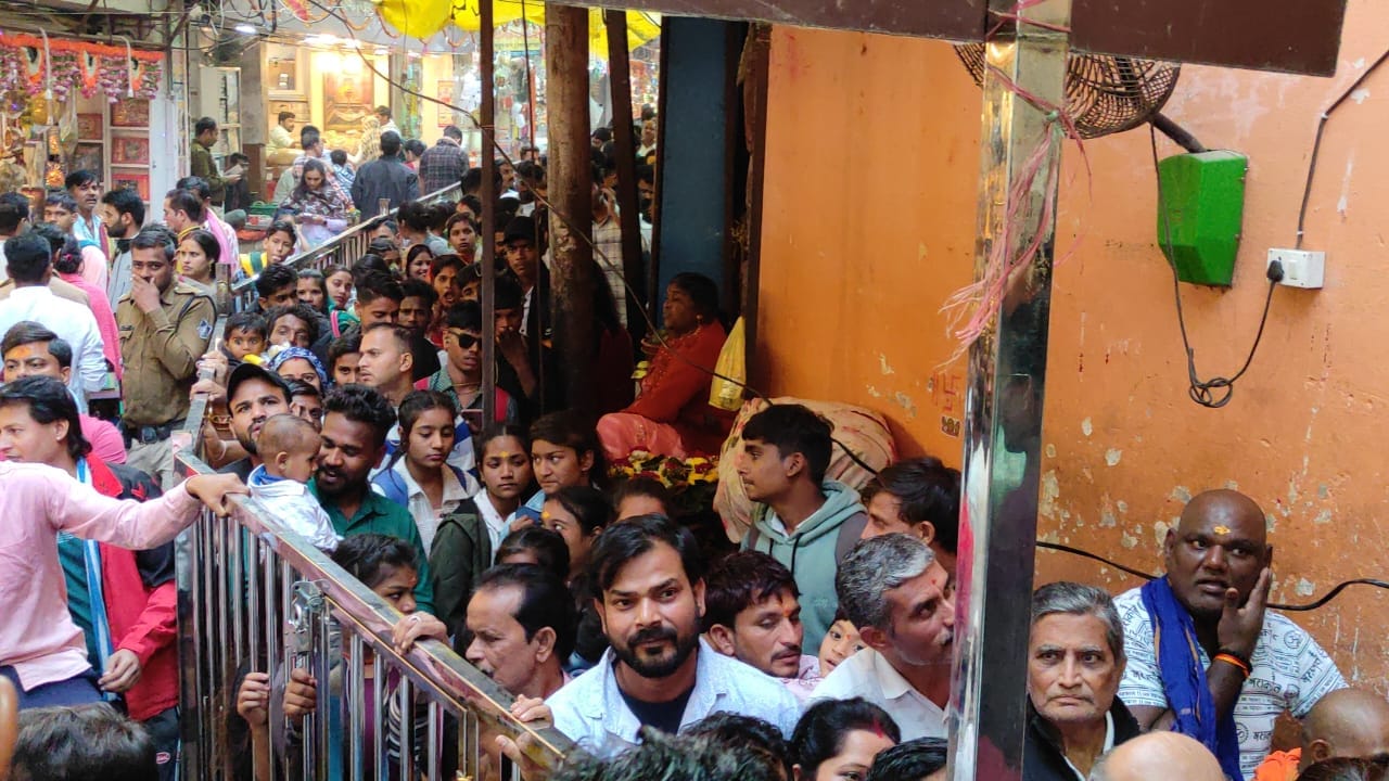 ओंकारेश्वर में दर्शन व्यवस्था में सुधार के लिए लगाई जा रही रेलिंग