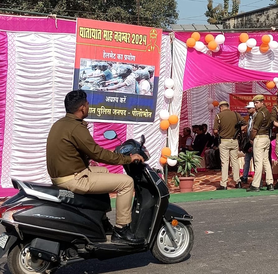 पीलीभीत के टनकपुर मार्ग पर आयोजित यातायात माह के समापन कार्यक्रम में विचार व्यक्त करता स्कूली छ