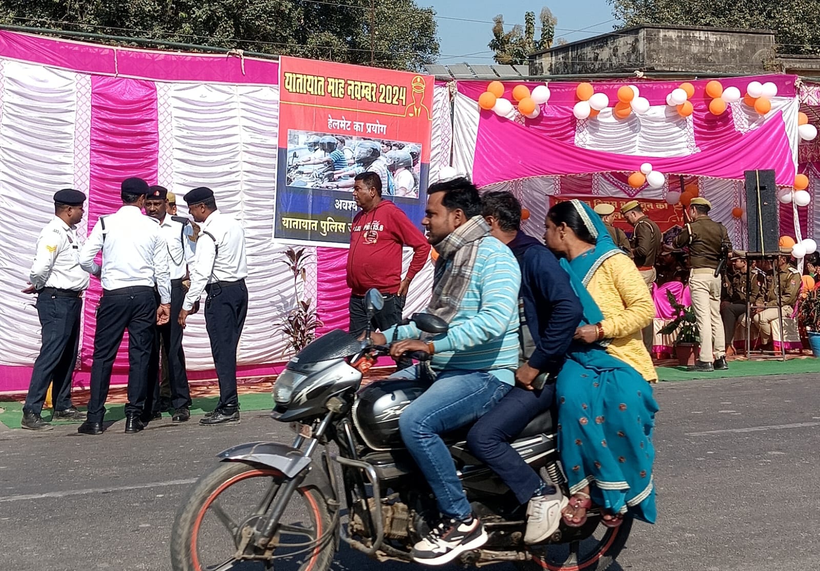 पीलीभीत के टनकपुर मार्ग पर आयोजित यातायात माह के समापन कार्यक्रम में विचार व्यक्त करता स्कूली छ