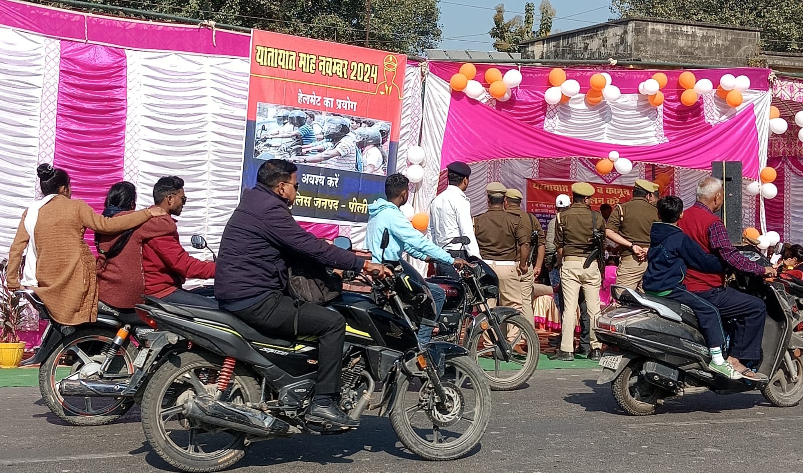 पीलीभीत के टनकपुर मार्ग पर आयोजित यातायात माह के समापन कार्यक्रम में विचार व्यक्त करता स्कूली छ