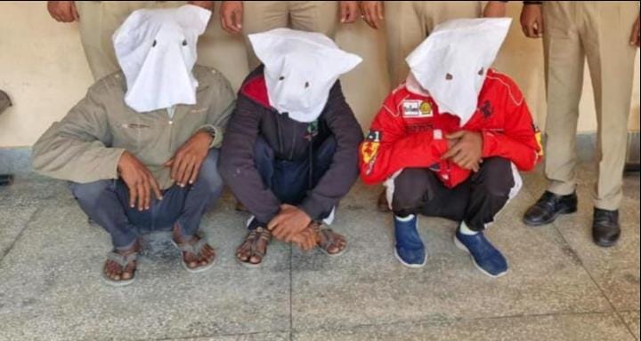 01जेएनडी17-पुलिस गिरफ्त में लूट की वारदात देने के आरोपी। स्रोत पुलिस 01जेएनडी17-पुलिस गिरफ्त में लूट की वारदात देने के आरोपी। स्रोत पुलिस