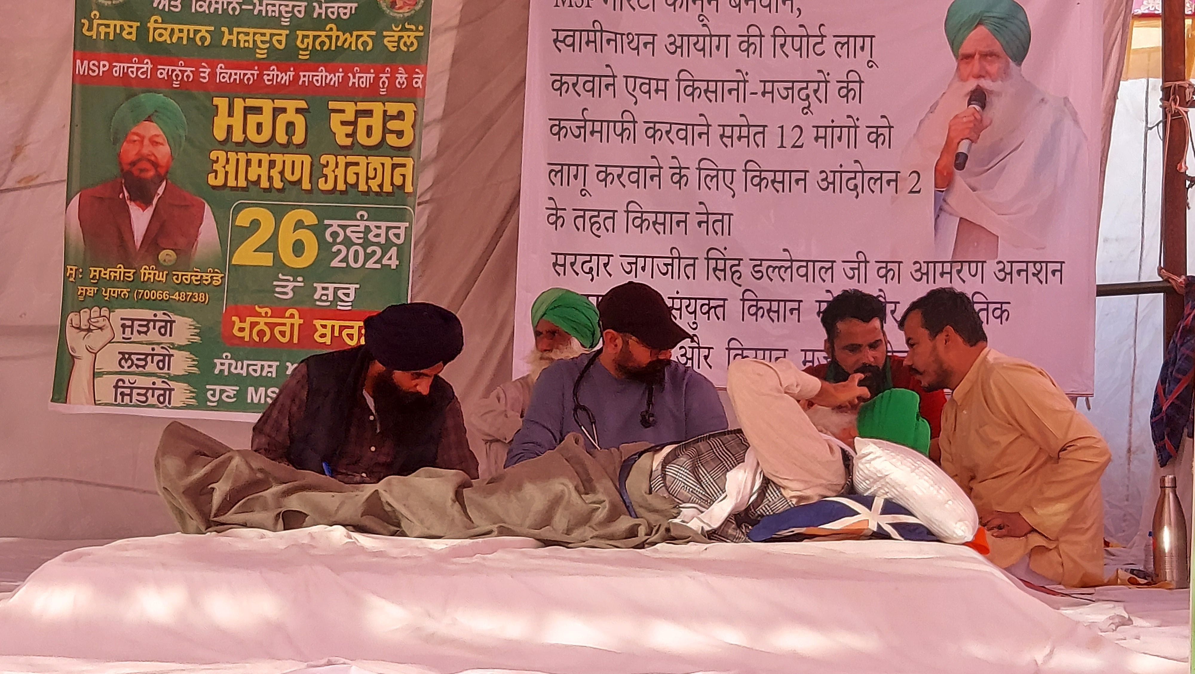 01जेएनडी25:आमरण अनशन पर बैठे जगजीत सिंह डल्लेवाल का स्वास्थ्य जांचते चिकित्सक। संवाद।
