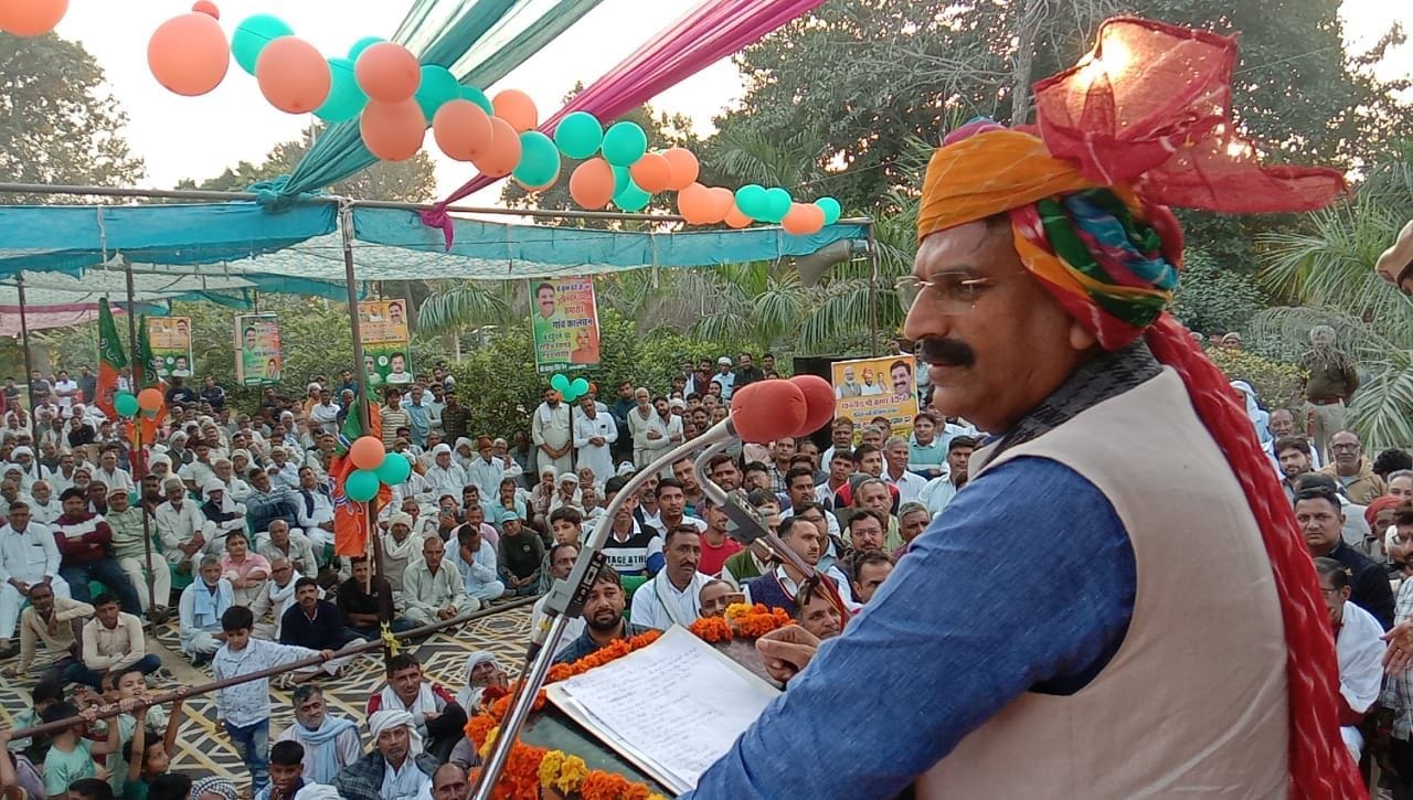 01जेएनडी32-कालवन गांव में संबोधित करते हुए कैबिनेट मंत्री कृष्ण कुमार बेदी। संवाद