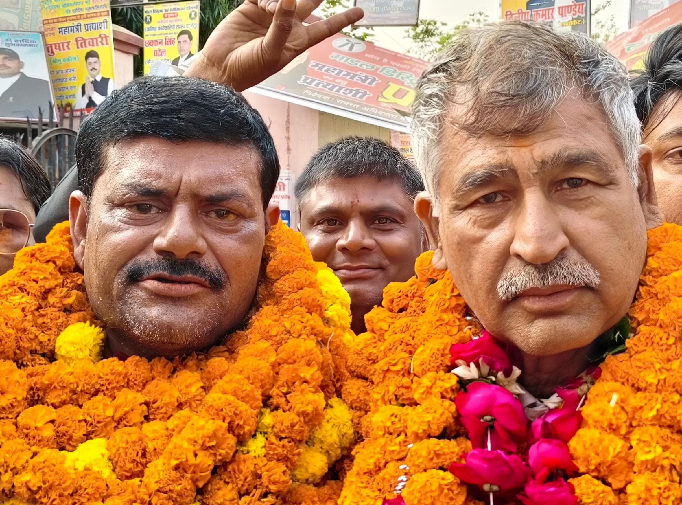 जिला कचहरी में बार एसोसिएशन के चुनाव में मत पत्रों की जांच करते चुनाव कमेटी के लोग। संवाद जिला कचहरी में बार एसोसिएशन के चुनाव में मत पत्रों की जांच करते चुनाव कमेटी के लोग। संवाद