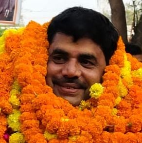 जिला कचहरी में बार एसोसिएशन के चुनाव में मत पत्रों की जांच करते चुनाव कमेटी के लोग। संवाद जिला कचहरी में बार एसोसिएशन के चुनाव में मत पत्रों की जांच करते चुनाव कमेटी के लोग। संवाद