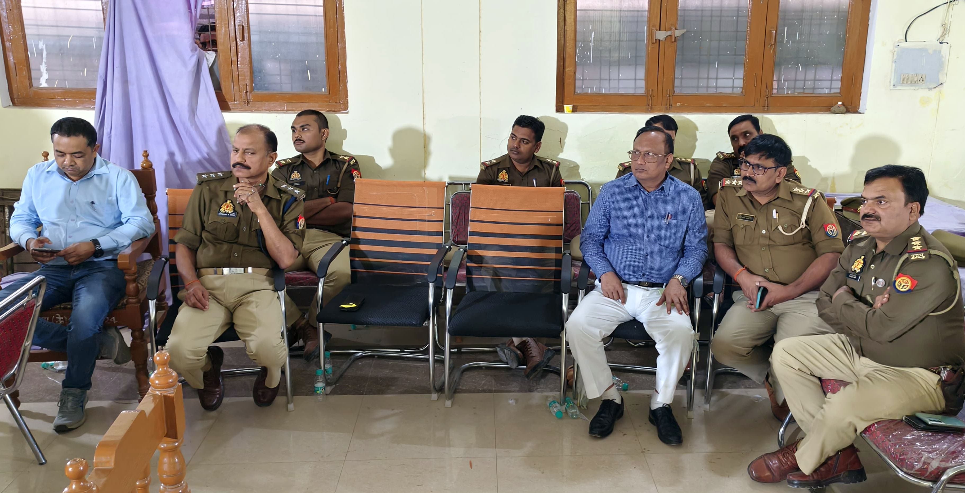 जिला कचहरी में बार एसोसिएशन के चुनाव में मत पत्रों की जांच करते चुनाव कमेटी के लोग। संवाद जिला कचहरी में बार एसोसिएशन के चुनाव में मत पत्रों की जांच करते चुनाव कमेटी के लोग। संवाद