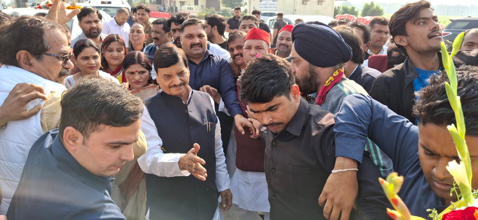 मेरठ दिल्ली एक्सप्रेसवे स्थित काशी टोल प्लाजा पर का नेता शिवपाल सिंह यादव का स्वागत करते सपाई