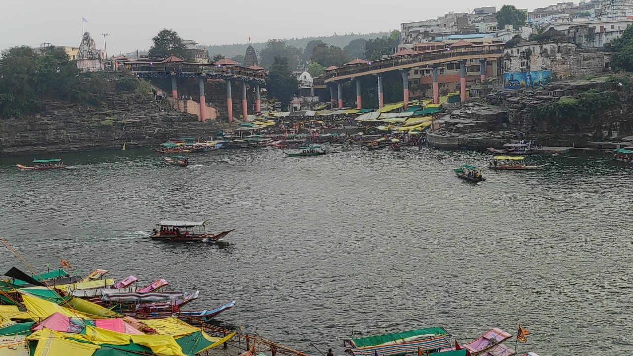 ओंकारेश्वर में रविवार को उमड़ी भक्तों की भारी भीड़