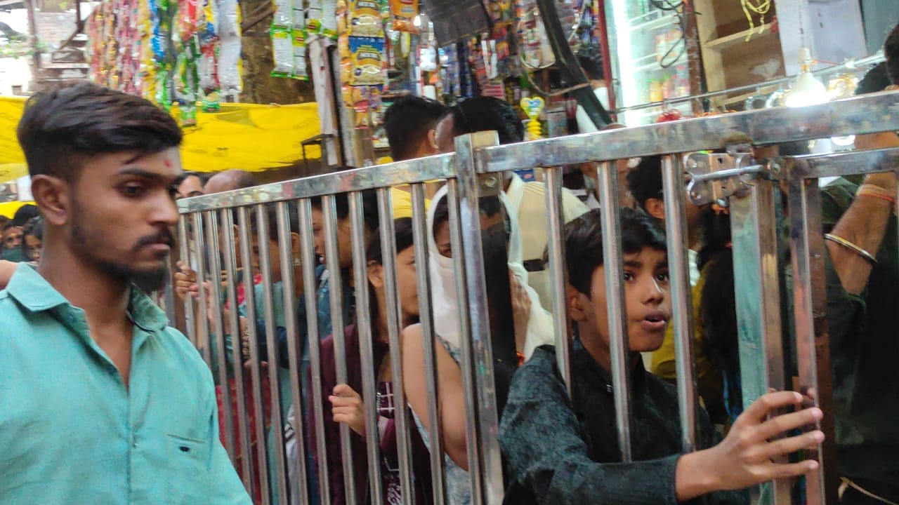 ओंकारेश्वर में रविवार को उमड़ी भक्तों की भारी भीड़