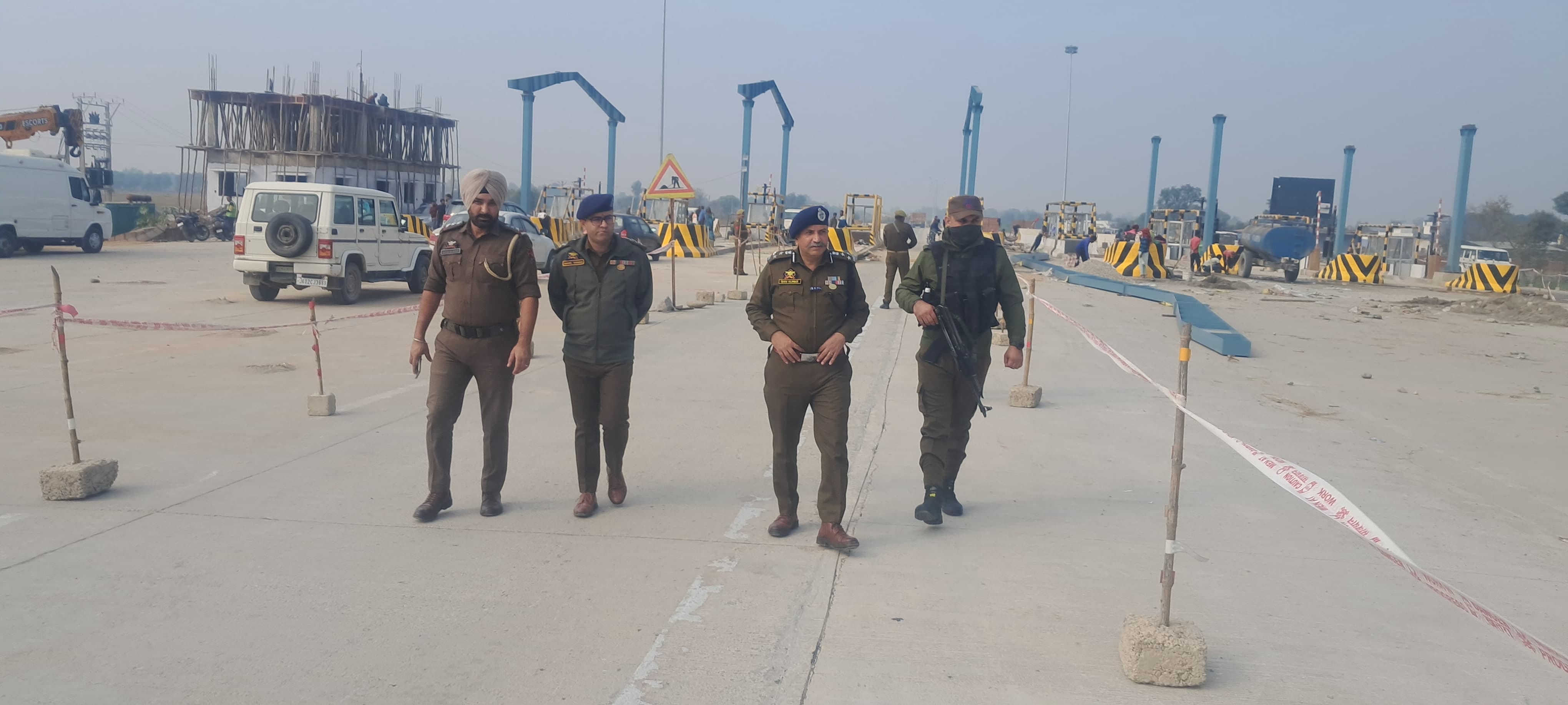 रिंग रोड पर सड़क हादसों और अन्य सुविधाओं की जांच करते डीआईजी: स्रोत पुलिस