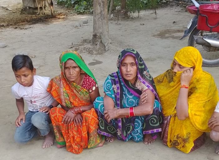 वीरपुर में रफीक के बाहर मौजूद लोग। वीरपुर में रफीक के बाहर मौजूद लोग।