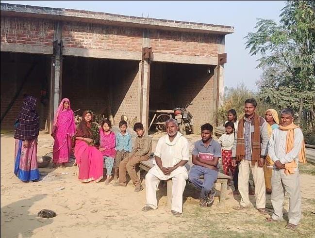 वीरपुर में रफीक के बाहर मौजूद लोग। वीरपुर में रफीक के बाहर मौजूद लोग।