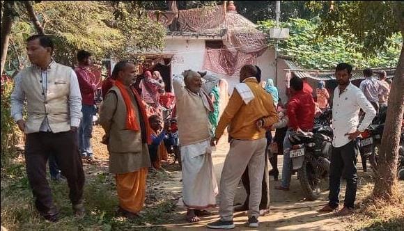 वीरपुर में रफीक के बाहर मौजूद लोग। वीरपुर में रफीक के बाहर मौजूद लोग।