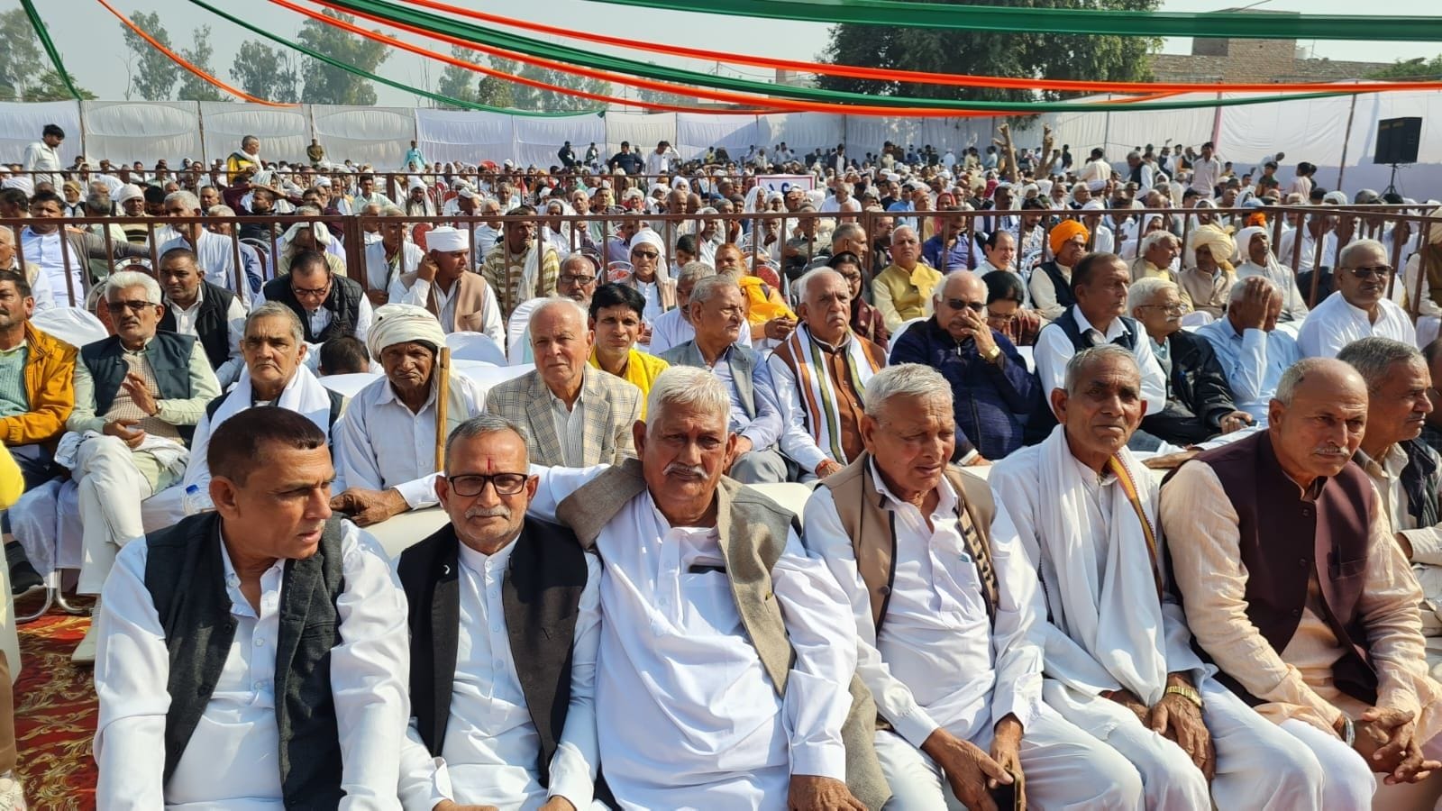 01जेएनडी20: अभिनंदन समारोह में सांसद व मंत्री और डिप्टी स्पीकर को फरसा भेंट करते हुए आयोजक।संवा 01जेएनडी20: अभिनंदन समारोह में सांसद व मंत्री और डिप्टी स्पीकर को फरसा भेंट करते हुए आयोजक।संवा
