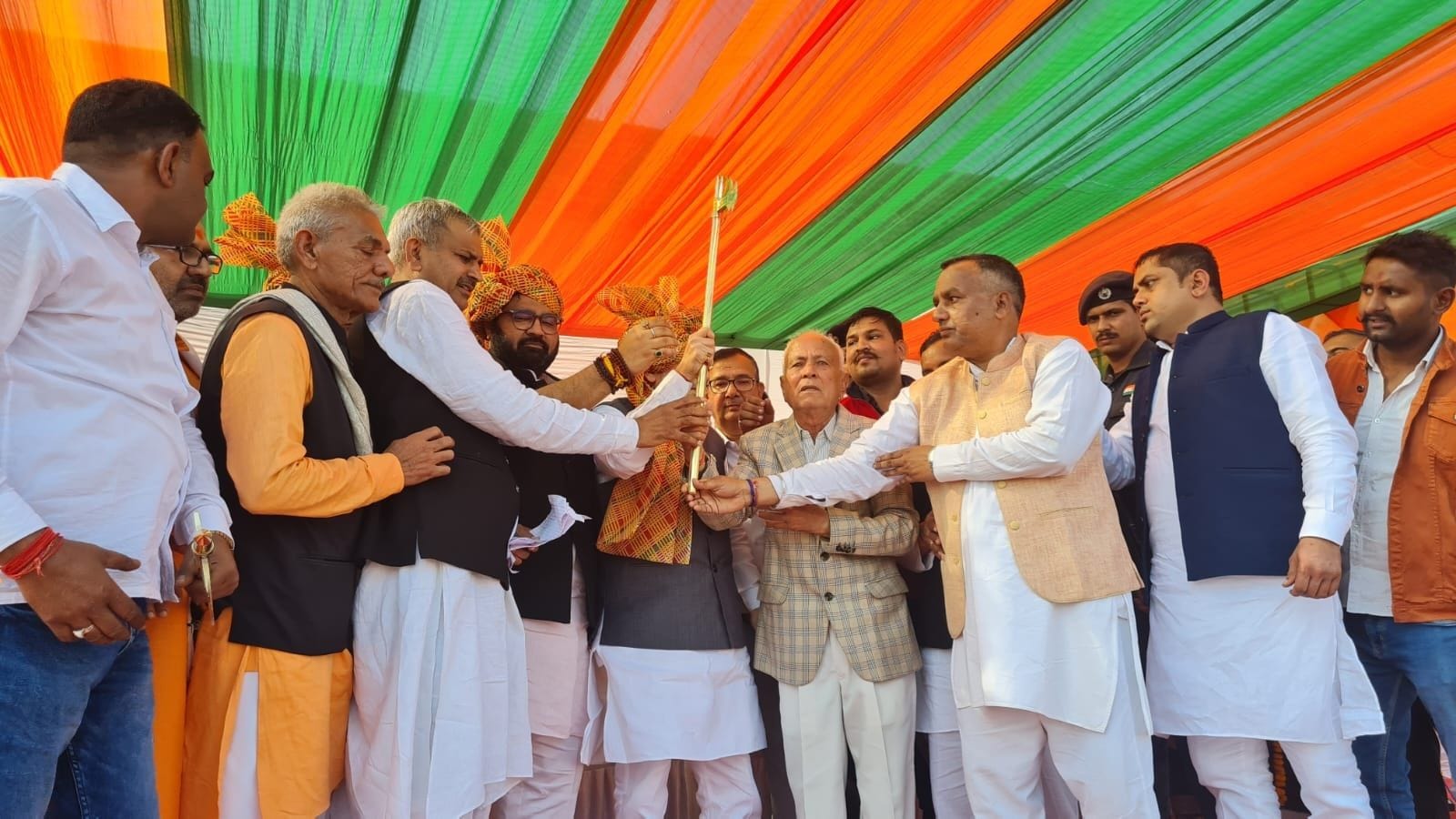 01जेएनडी20: अभिनंदन समारोह में सांसद व मंत्री और डिप्टी स्पीकर को फरसा भेंट करते हुए आयोजक।संवा 01जेएनडी20: अभिनंदन समारोह में सांसद व मंत्री और डिप्टी स्पीकर को फरसा भेंट करते हुए आयोजक।संवा