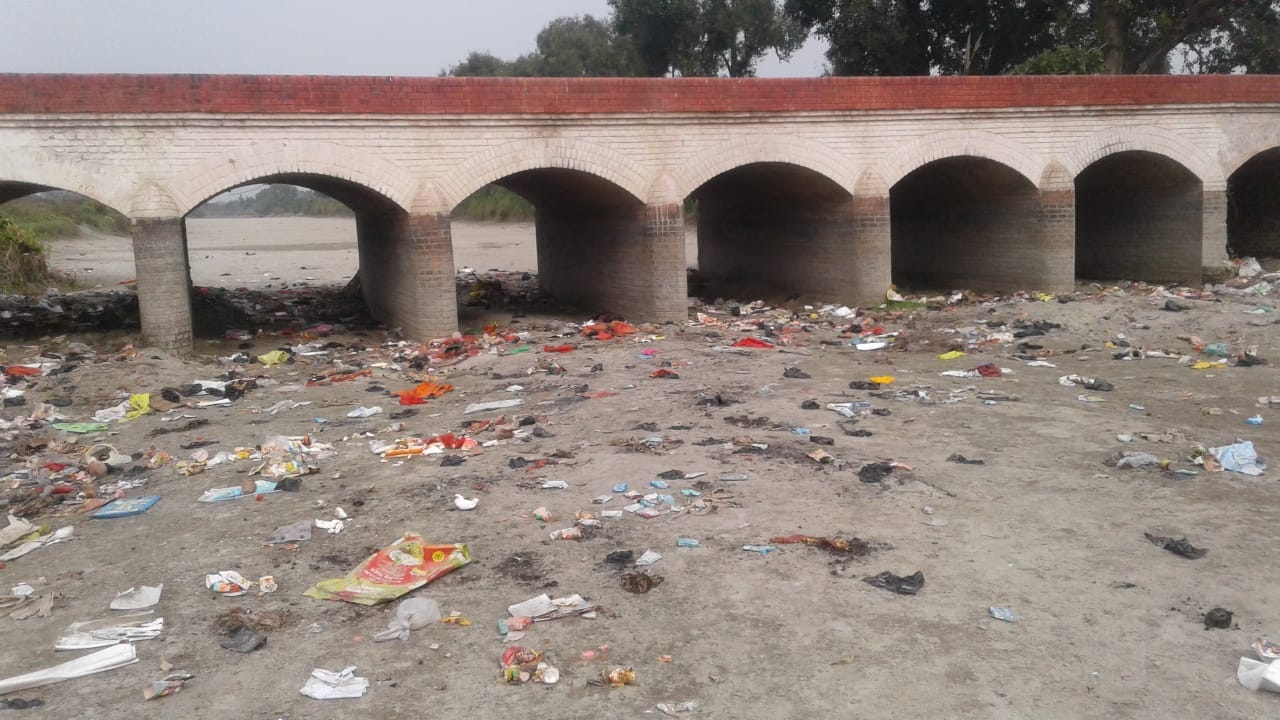 बांकेगंज क्षेत्र में नहरों की सफाई करता मजदूर। संवाद