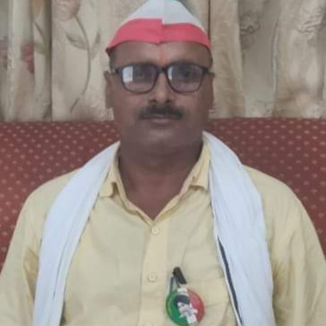 बांकेगंज क्षेत्र में नहरों की सफाई करता मजदूर। संवाद