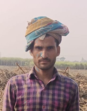 बांकेगंज क्षेत्र में नहरों की सफाई करता मजदूर। संवाद