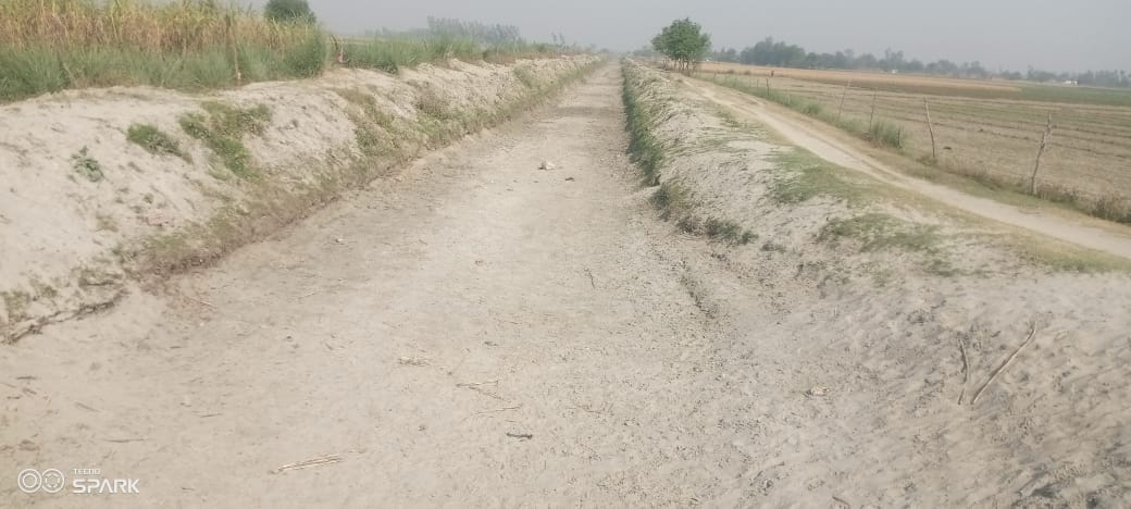 बांकेगंज क्षेत्र में नहरों की सफाई करता मजदूर। संवाद