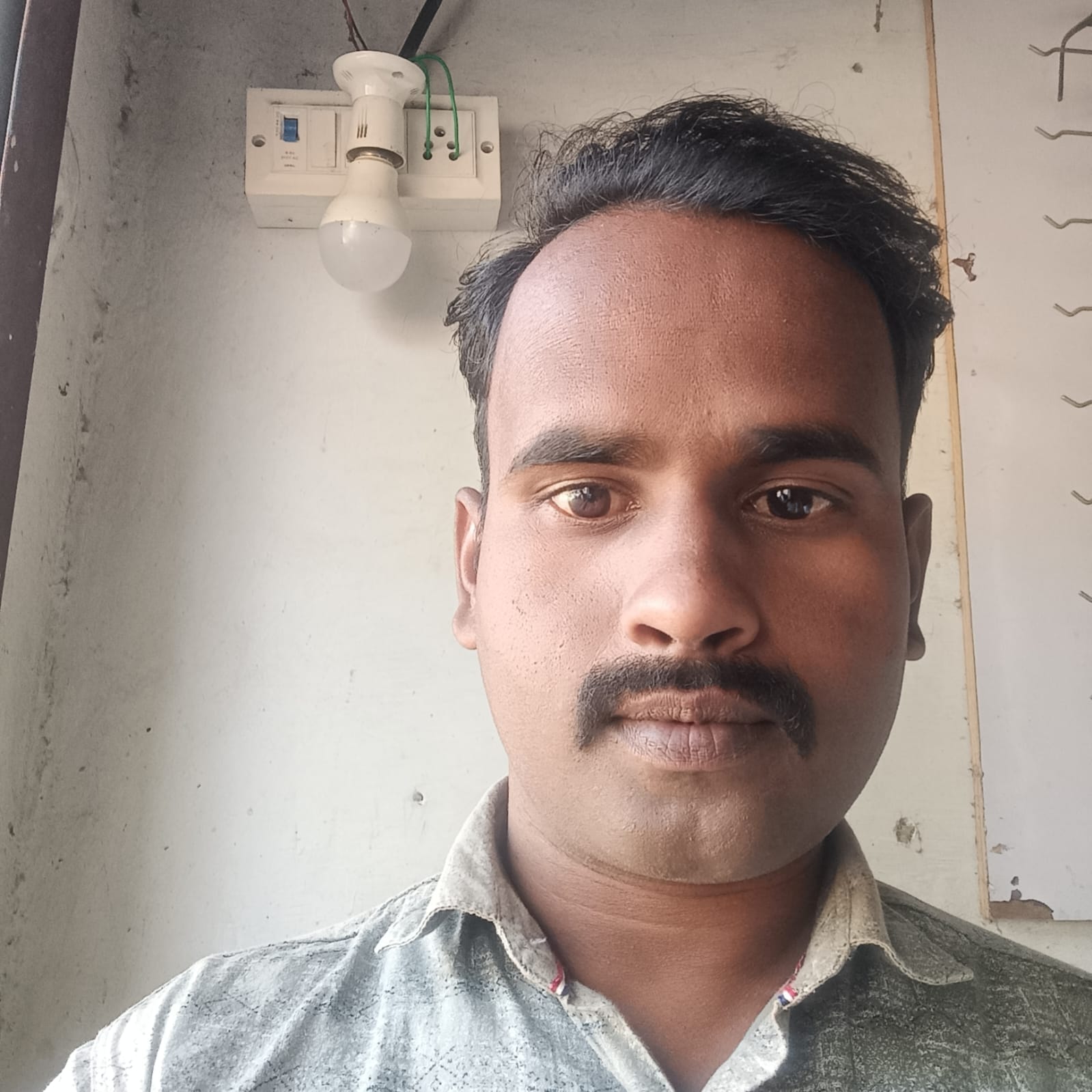 बांकेगंज क्षेत्र में नहरों की सफाई करता मजदूर। संवाद