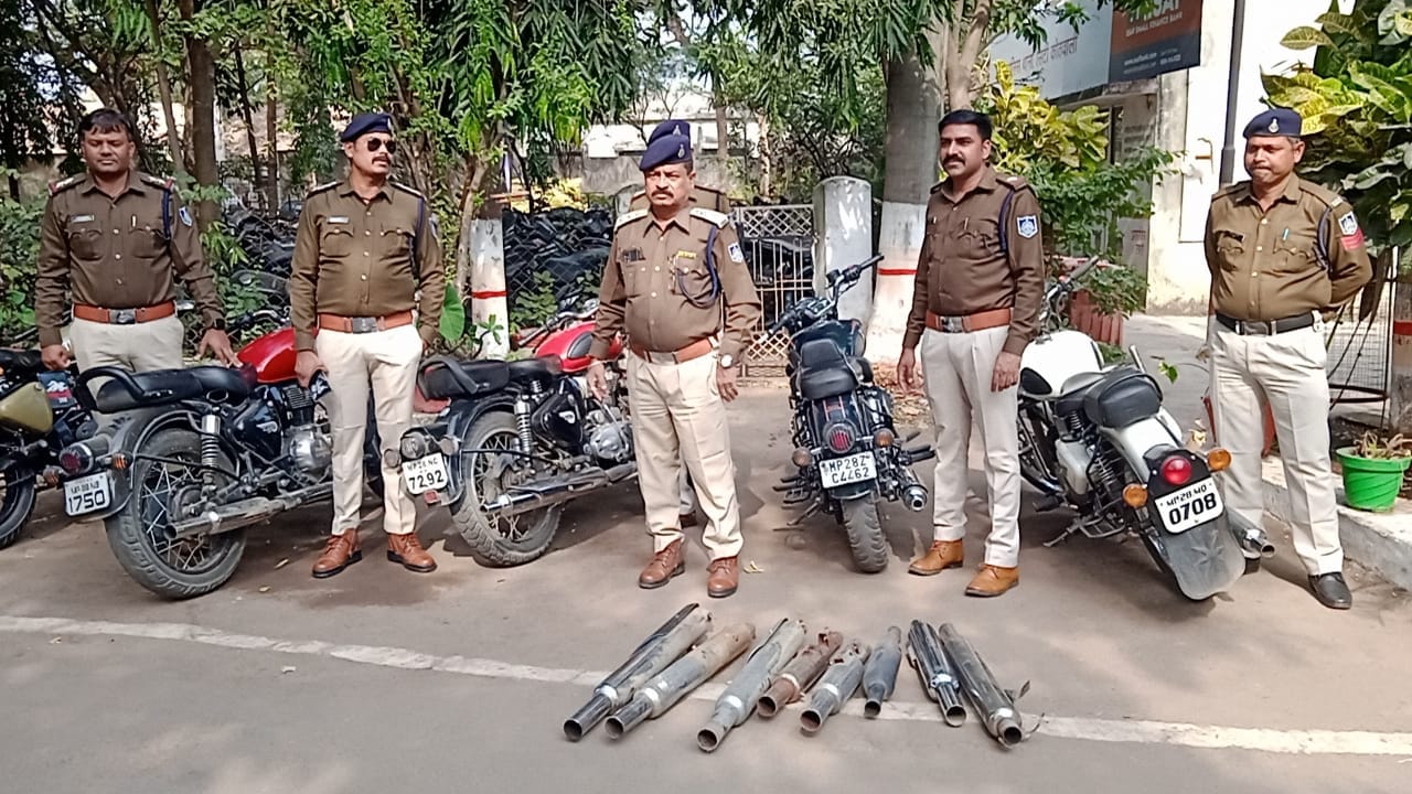 बुलेट से साइलेंसर निकालते हुए पुलिस कर्मी
