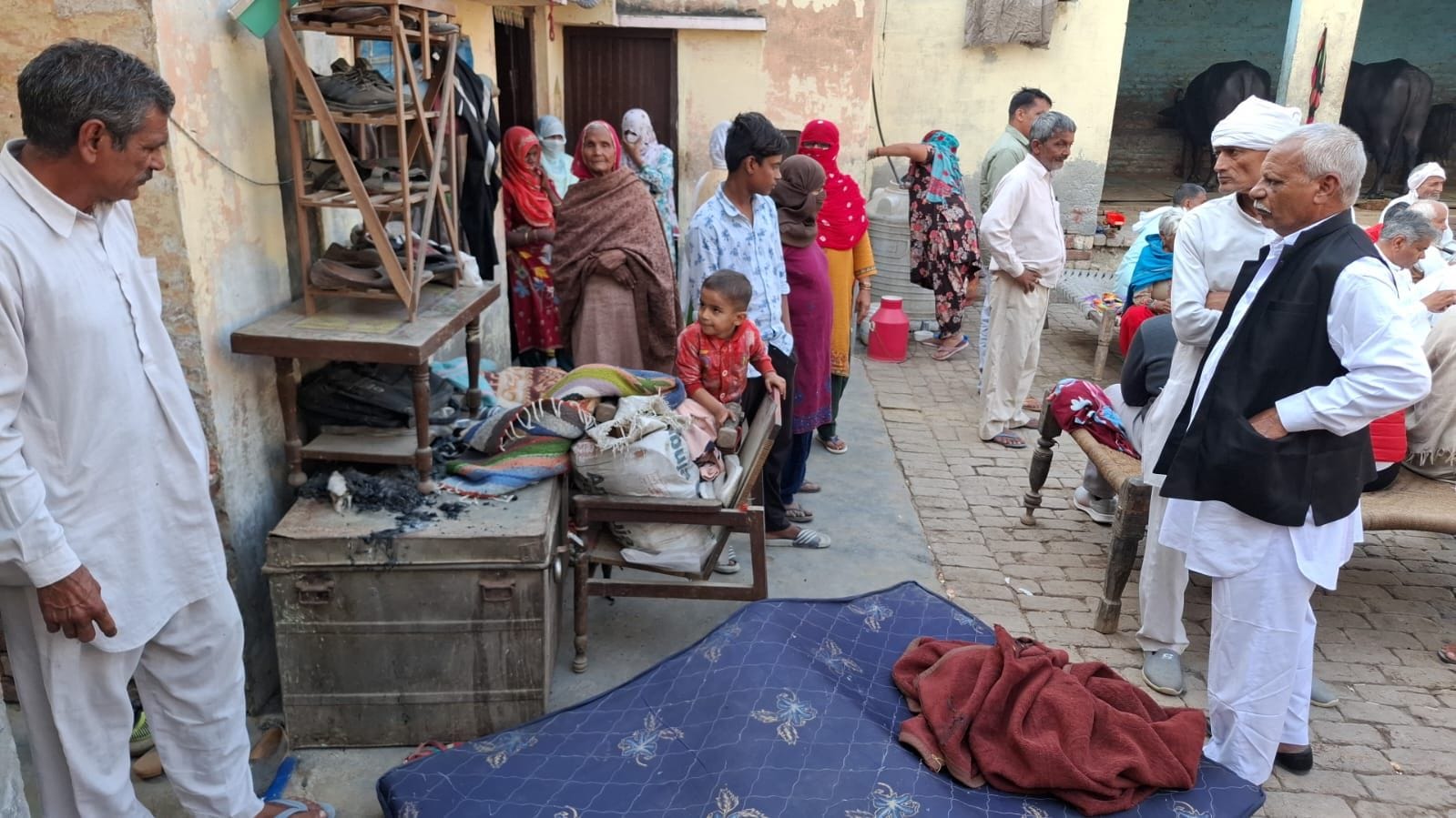 फोटो 39: सोनीपत के गांव फरमाणा में किसान के घर में लगी आग में जले आभूषण। संवाद फोटो 39: सोनीपत के गांव फरमाणा में किसान के घर में लगी आग में जले आभूषण। संवाद