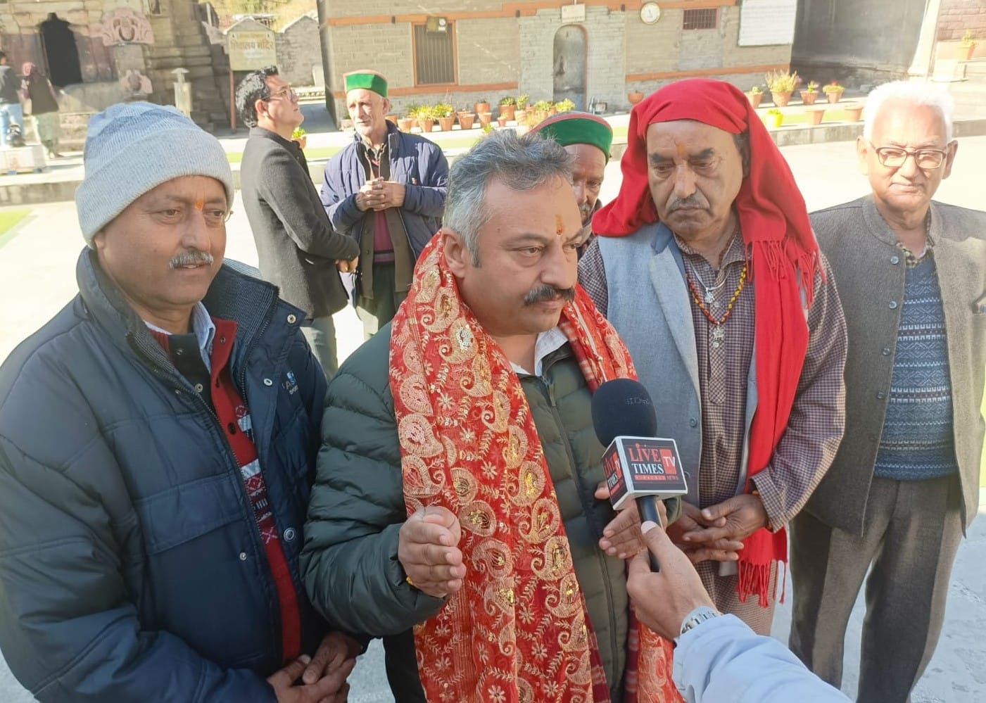 हाटकोटी में बैठक के दौरान ग्रामीणों की समस्याओं को सुनते शिक्षा मंत्री रोहित ठाकुर हाटकोटी में बैठक के दौरान ग्रामीणों की समस्याओं को सुनते शिक्षा मंत्री रोहित ठाकुर