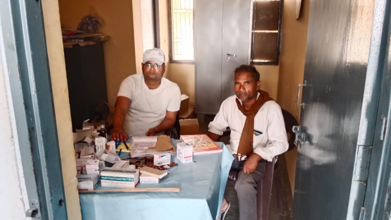जैतीपुर की  खेड़ारठ पीएचसी में मरीजों को देखते डॉक्टर। संवाद