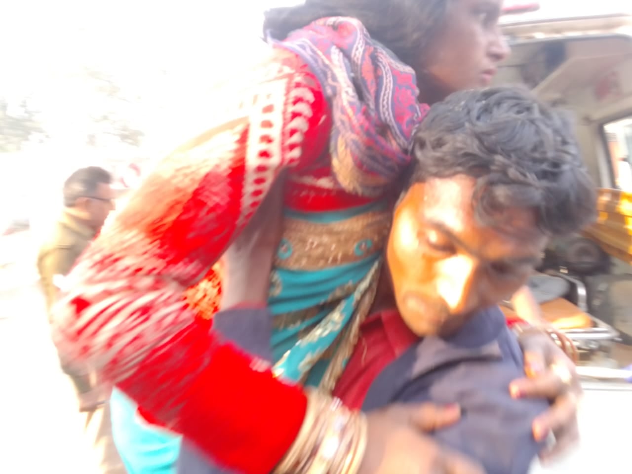 कलान में स्टेट हाईवे पर पलटी पड़ी ट्रॉली। संवाद कलान में स्टेट हाईवे पर पलटी पड़ी ट्रॉली। संवाद