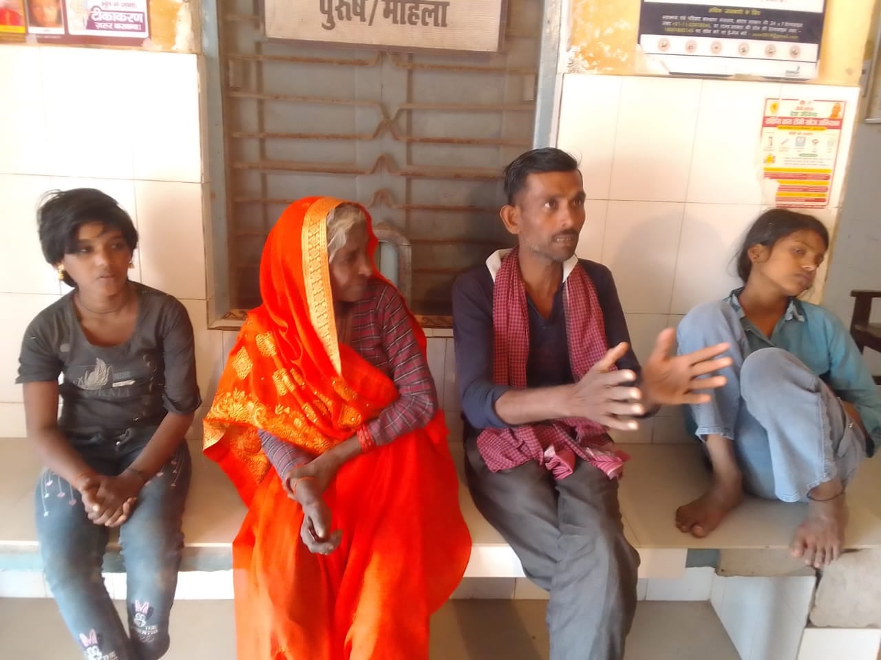 कलान में स्टेट हाईवे पर पलटी पड़ी ट्रॉली। संवाद कलान में स्टेट हाईवे पर पलटी पड़ी ट्रॉली। संवाद