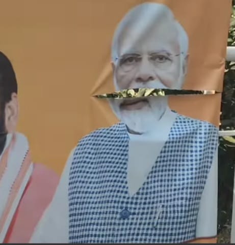 कुरुक्षेत्र। ब्रह्मसरोवर पर लगे मुख्यमंत्री के फटे पोस्टर। संवाद कुरुक्षेत्र। ब्रह्मसरोवर पर लगे मुख्यमंत्री के फटे पोस्टर। संवाद